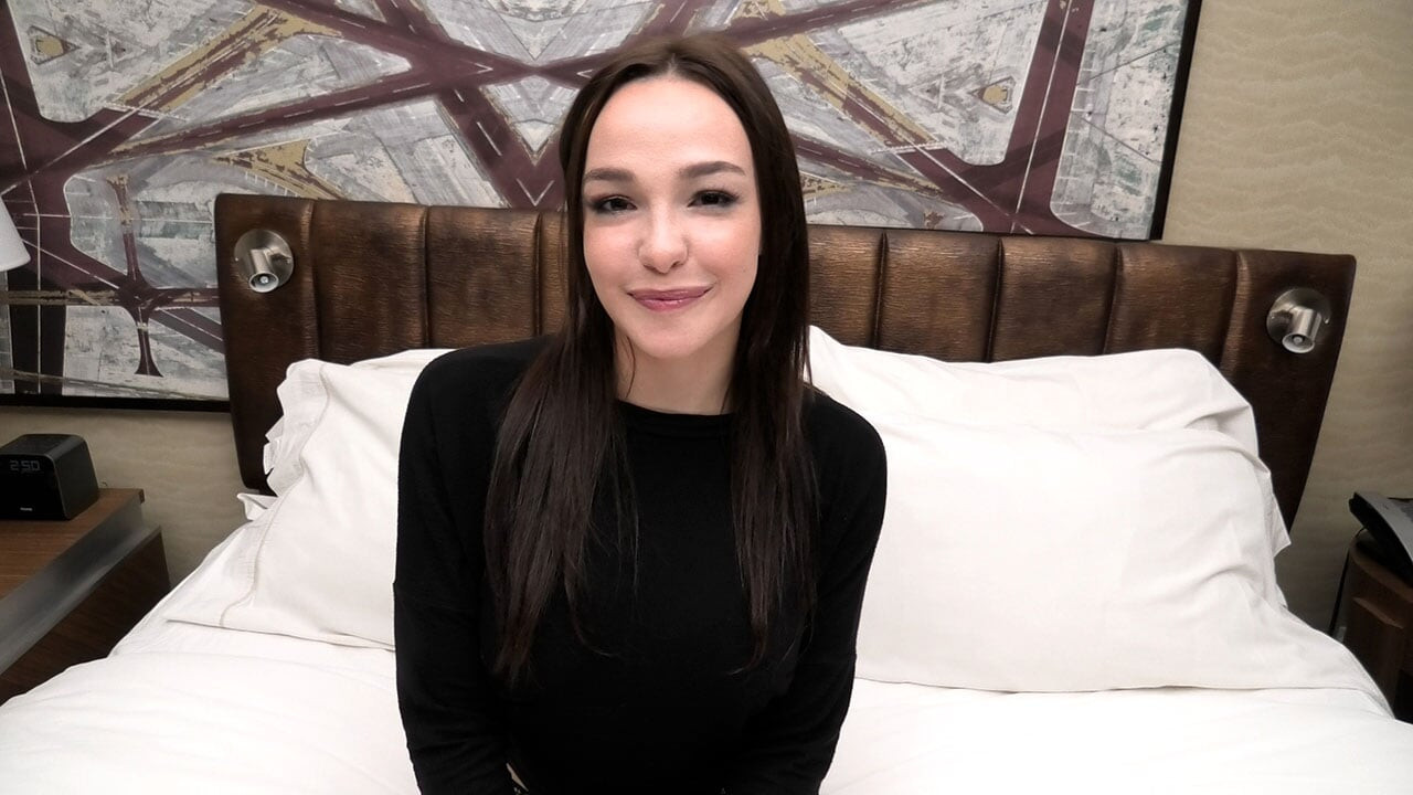Bu yepyeni 18 yaşındaki modelin harika 32dd büyük doğal göğüsleri var
