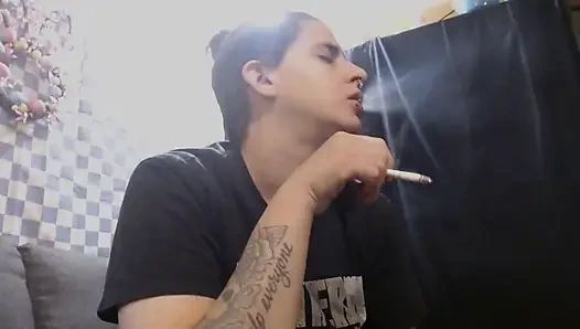 Lezbiyen yumuşak lezbiyen sigara içiyor