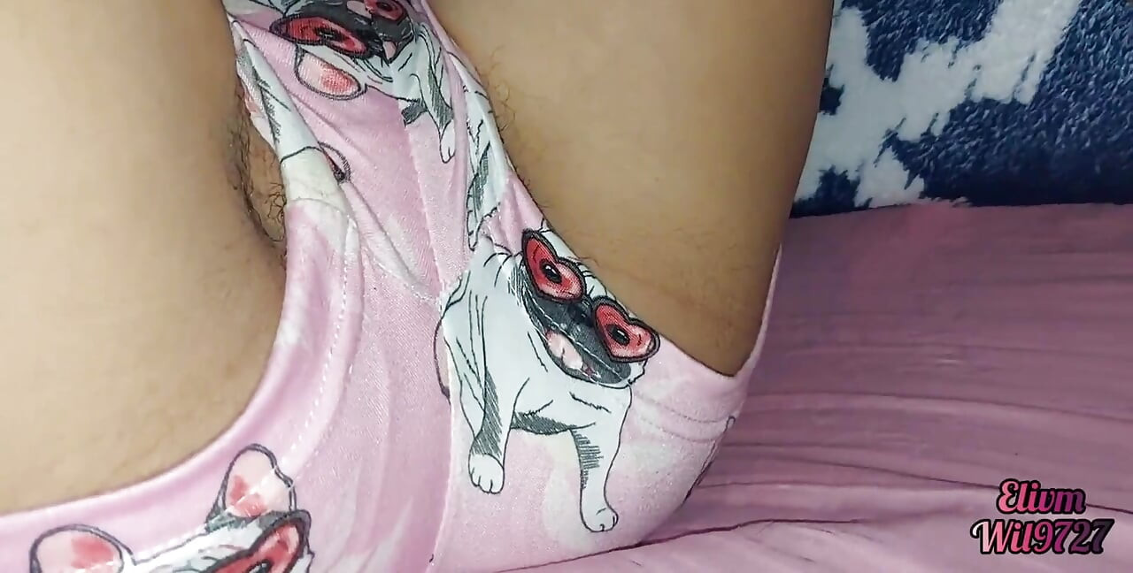 Xxx desi üvey kız kardeşim külotunu çıkarıyor ve bana amını gösteriyor ve orada yokken onu sikmemi istiyor