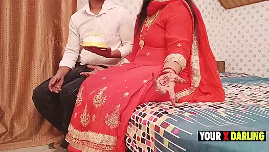 Üvey anne yıldönümünde pastayı kesiyor ve özel gününde üvey oğluyla sikişiyor