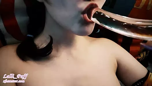 Tatlı çirkin kız cam bir oyuncakla eğleniyor - amatör lalli_puff