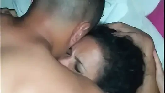 Ateşli evli kadın sevgilisi tarafından durmadan sikiliyor