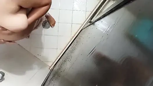 Üvey kız kardeşim duşta