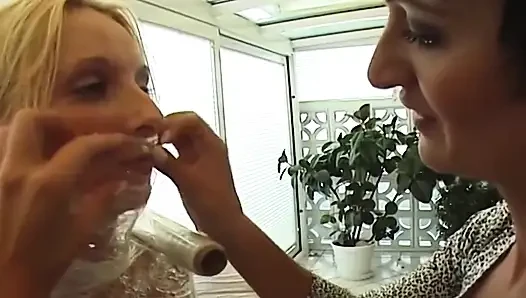 Plastik sarılmış sarışın sürtük acımasızca sikiliyor ve azdırılıyor