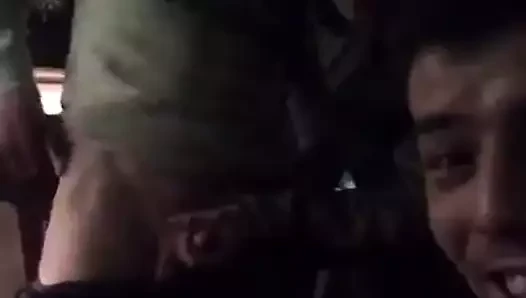düz arkadaşlar eğleniyor