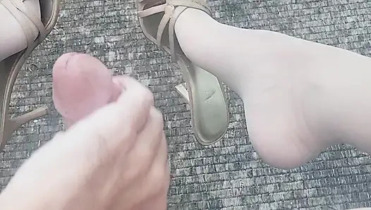 Yüksek topuklu ve naylon çorapla dışarıda boşalıyor