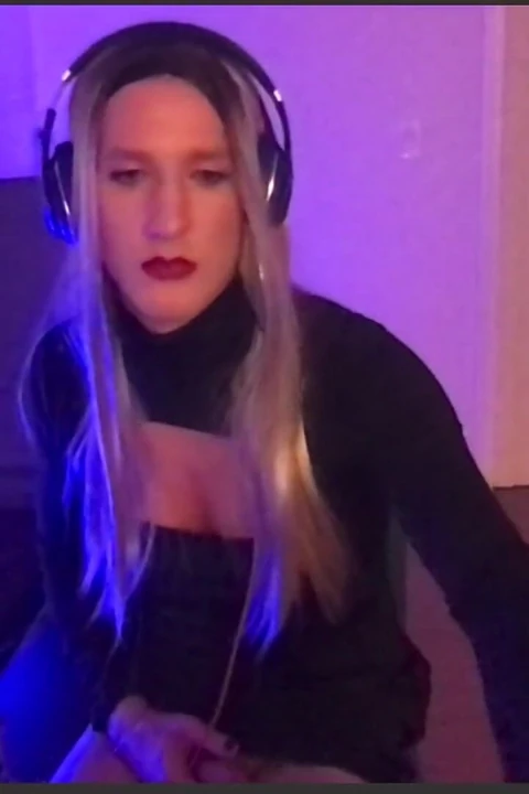 Süper seksi kadın kılıklı kadın kamerada tek başına mastürbasyon yapıyor
