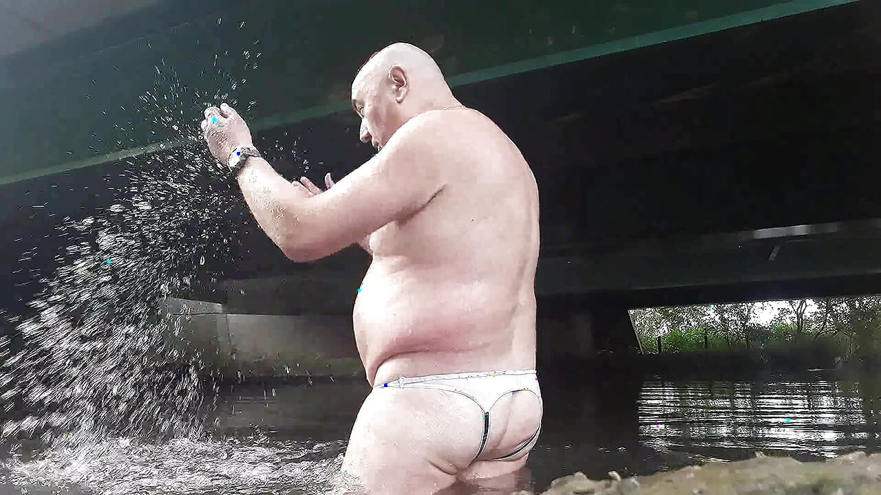 Şişman şehvetli bir domuzun çok seksi ıslak mastürbasyonu
