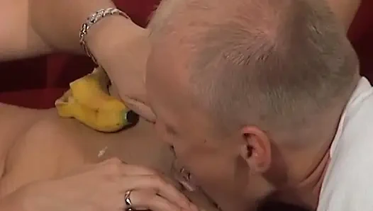 Милфе из Германии трахнули в ее киску бананом