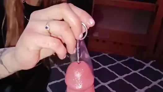 Dominatrix kölesiyle elle muamele çekiyor ve onu çok fazla spermle orgazm yapıyor