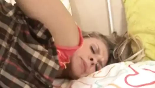 En derin anal ağzı açık Rus genç kız zevk alıyor