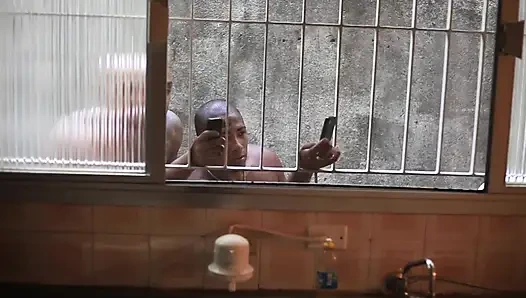 Boyacılar fırçayı bırakıp evin hanımına fırçayı uzatıyor