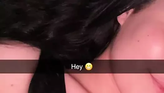 18 yaşındaki sürtük üvey kardeşi ile snapchat üzerinde erkek arkadaşını aldatıyor ve onu aldatmak seks yaparken creampied alır