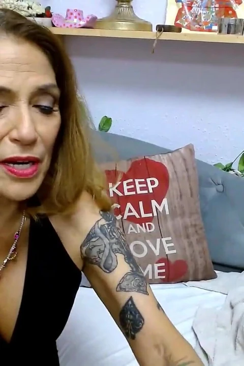 Melissa Johnson sigara içiyor ve lil yarağını aşağılıyor