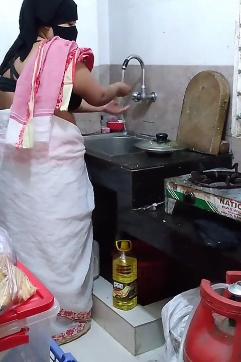 Hintli hizmetçi mutfakta yemek yaparken sahibi tarafından sikiliyor
