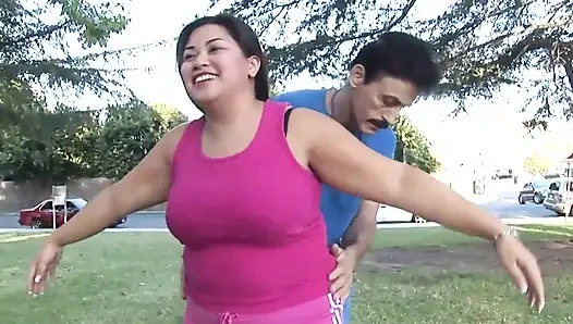 Büyük olgun bir yarak için Asyalı şişman sürtük