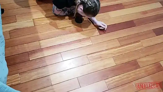 Sarışın bebek Sid sıkı deliklerini doldurmayı seven bir anal sürtük