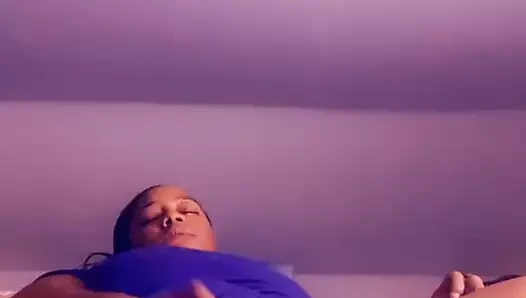 Zenci orta yaşlı seksi kadın sıkı amcığını sikiyor