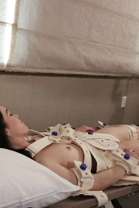 İki amatör kız ayaklarına tapıyor! Sürüm 2