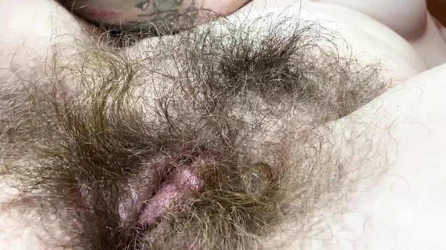 Kıllı kız büyük klitorisini ovalıyor