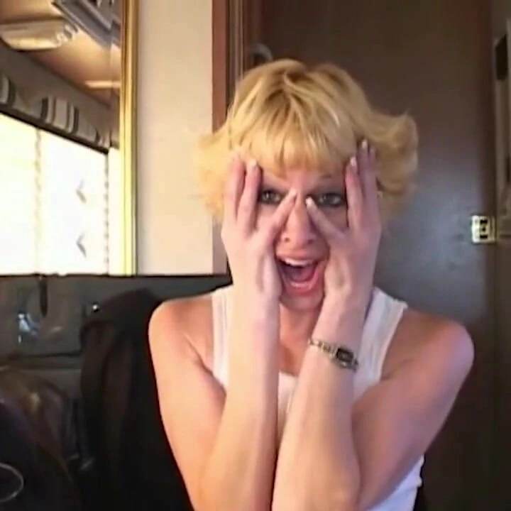 Çılgın kızlar minibüste sert sikişiyor