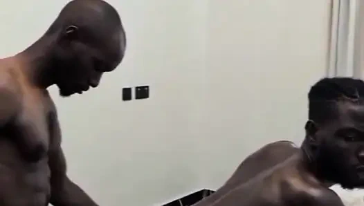 Büyük Kalçalarını Sikiyor