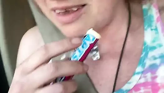 Seyahat ederken şeker yiyorum, hatta mastürbasyon yapmak için tüpü kullandığımı fark etmeden