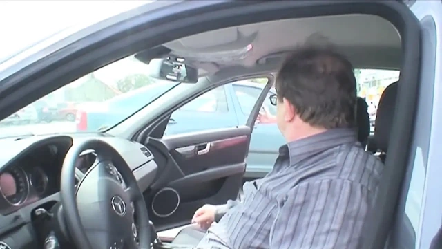 Yaşlı domuz genç bir kızı sikişmek için kırsalda sakin bir yere götürüyor