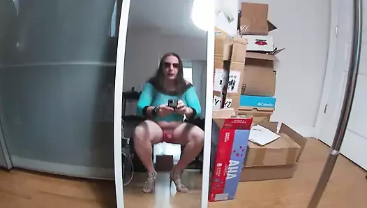 Azgın olgun cd tek başına iç çamaşırıyla oynuyor ve aynayla mastürbasyon yapıyor.