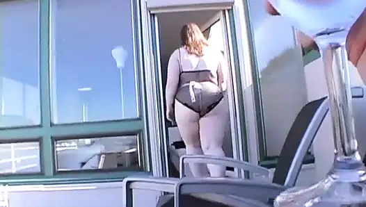 İri güzel kadın sapık amatör hizmetçi biniyor ve sikiliyor