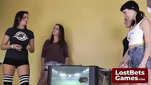 Starli ve Selina'ya karşı heyecan verici striptizli langırt gösterisi