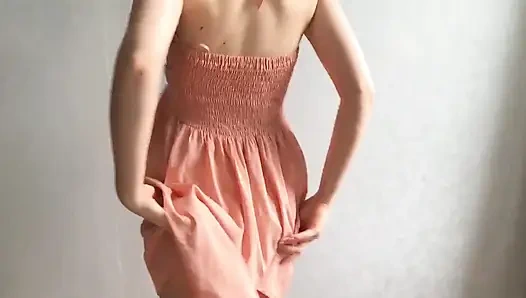 Hatun sakso sırasında cinsel olarak inliyor ve dildoyla kendini sikiyor