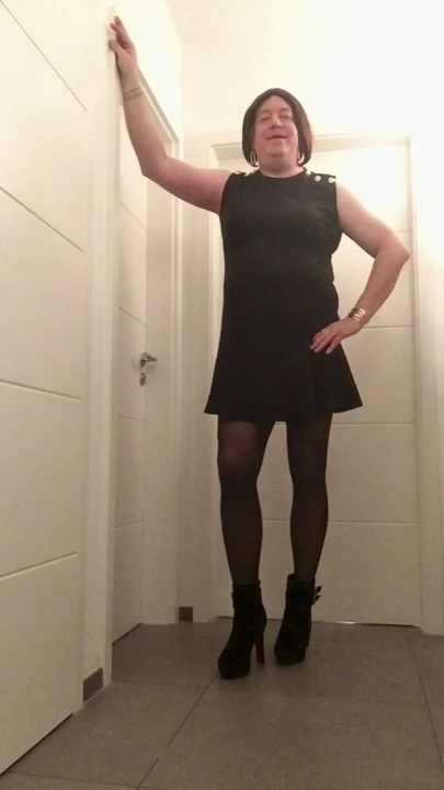 Nicki-Crossdress - siyah elbise ve külotlu çorap