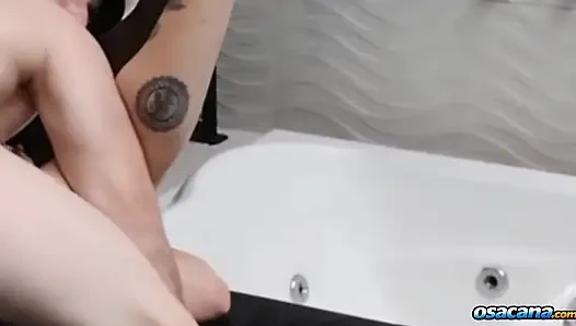 Büyük memeli amatör orta yaşlı seksi kadın yetenekli genç adamla sikişiyor