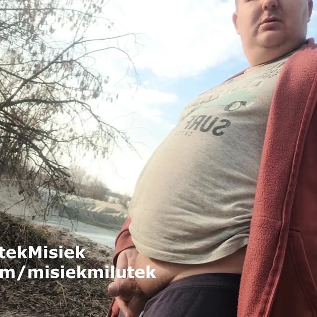 Nehir kenarında küçük yarağımı sıvazlıyorum - neredeyse yakalanıyordum!