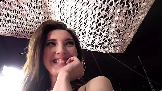 Alina Lamour büyük siyah yarakla garsonu baştan çıkarıyor ve sert sikişiyor