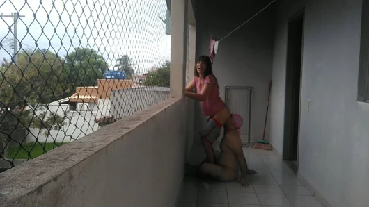 Karım balkonda beni azdırıyor