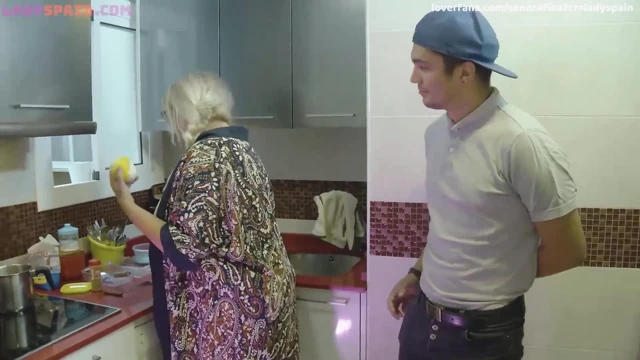 Büyük memeli olgun kadın yıldız tarifini pişiriyor
