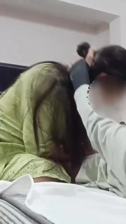 Sabita kam wali mastürbasyon yaparken bir adamla sikişiyor boş aletini çıkarıyor ve sıkı yarağı görünce şaşırıyor Hintçe ses | Klip 1