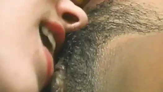 Fransız zenci kadın amını en yakın arkadaşı tarafından yalatmayı seviyor