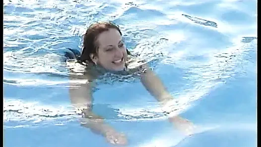 Yüzme havuzunda harika bakış açısı oral seks sahnesi