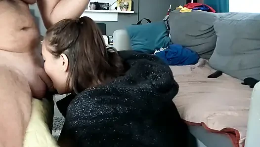 Sabah sakso çekiyor ve yarak emiyor