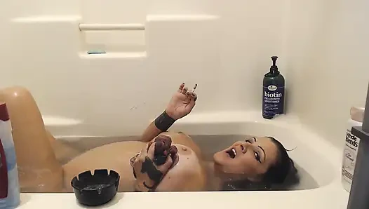 Küvette sigara içiyor ve bolca sarkıyor