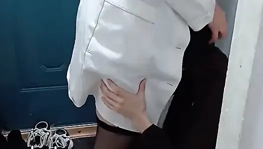 Orta yaşlı seksi lezbiyen doktor bir hastanın ağzına boşalıyor