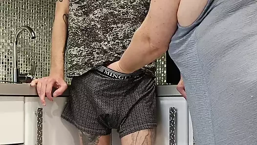 Kayınvalidem mutfakta sikimi emiyor ve ağzına boşalıyor