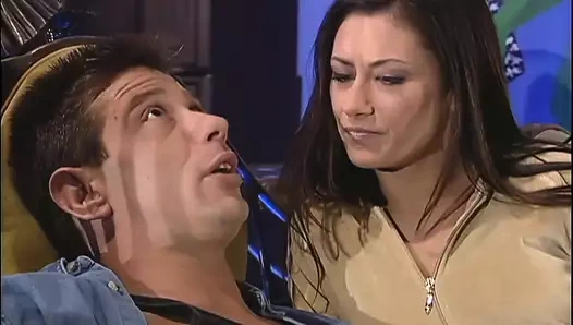 Alaura Eden derinden sikiliyor ve boşalana kadar sert uzun yarakla öğürüyor