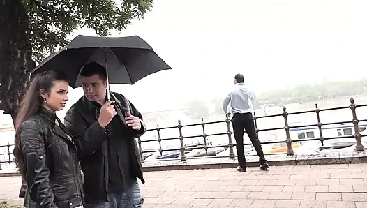 Zenci adam karımı göt deliğine sokuyor