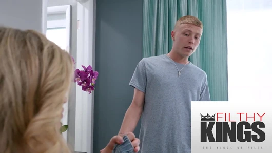 Üvey annem o kadar azdı ki onu sert sikmek zorunda kaldım