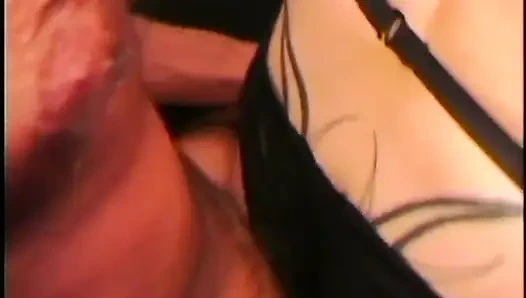 Sarışın orta yaşlı seksi kadın ofiste oral seks yapmayı seviyor