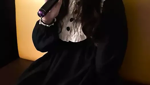 Bakış açısı şehir merkezinde uzaktan seks oyuncağı olan Japon gotik kız